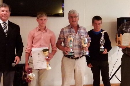 Van die hengelkampioene, met vlnr Philip Fourie, JP Uys, Johan Burmeister, Hennie Groenewald en Ben Uys  